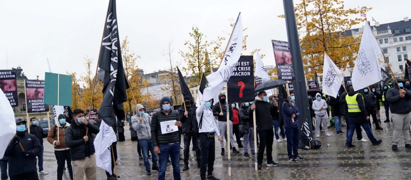Η αστυνομία της Μόσχας απομάκρυνε μουσουλμάνους διαδηλωτές έξω από την πρεσβεία της Γαλλίας